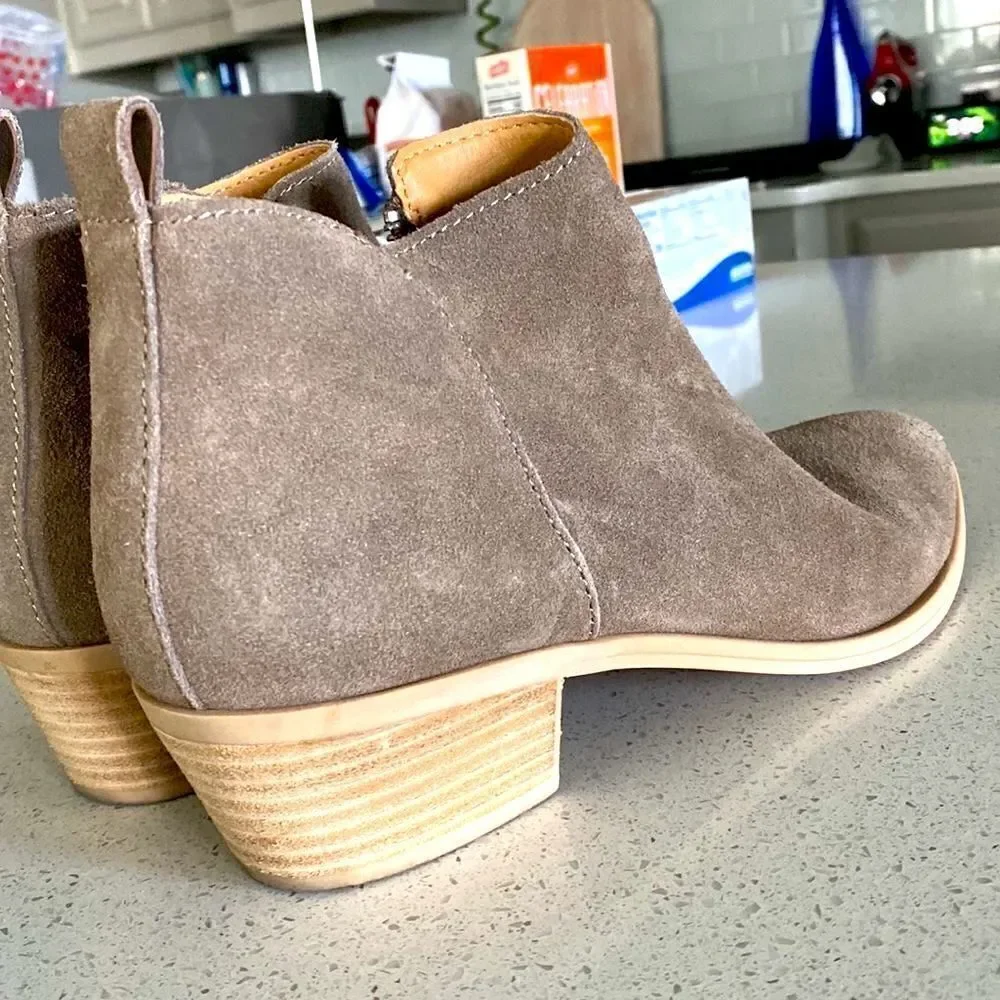 Dolce Vita Suede Booties Silver Zipper Pointed Taupe 9.5 Beige Neutral Earthy